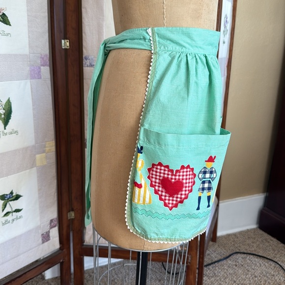 Vintage 1950s Novelty Apron – Mint Green with Gingham Hearts & Folk Dancers - Picture 2 of 15